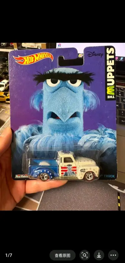 这款布偶秀联名皮卡太会玩！蓝白撞色+布偶元素，复古涂装戳中情怀党，Real Riders质感拉满，摆柜自带美式玩偶的搞怪氛围，收藏党直接爱住！