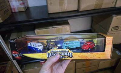 这套大众虫车巴士套装太戳复古党！蓝白/红/火焰纹配色各有格调，100%系列质感拉满，经典车型同框氛围感足，摆柜直接拿捏德系老车的怀旧韵味！