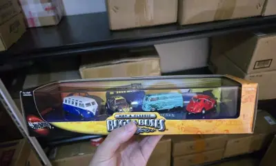 这套大众虫车巴士套装太戳复古党！蓝白/红/火焰纹配色各有格调，100%系列质感拉满，经典车型同框氛围感足，摆柜直接拿捏德系老车的怀旧韵味！