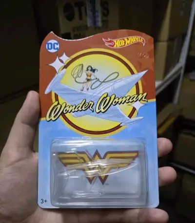 这款神奇女侠战机太戳DC粉！透明机身+经典W标识，包装漫画风拉满怀旧感，细节还原英雄装备，摆柜自带美式超英的飒爽氛围，收藏党直接爱住！
