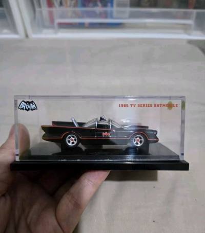 这款1966版蝙蝠车太戳情怀党！黑橙经典配色+复古尾翼，细节还原老版剧集神韵，亚克力盒包装质感拉满，摆柜自带哥谭老派英雄氛围，DC迷直接狂喜！