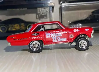 这款Super Nova drag赛车太戳美式直线加速迷！蓝银炫彩涂装+“50号”标识，外露引擎+赞助商贴花细节拉满，质感精准还原赛道猛兽气场，摆柜直接拿捏美式竞速的狂野格调！