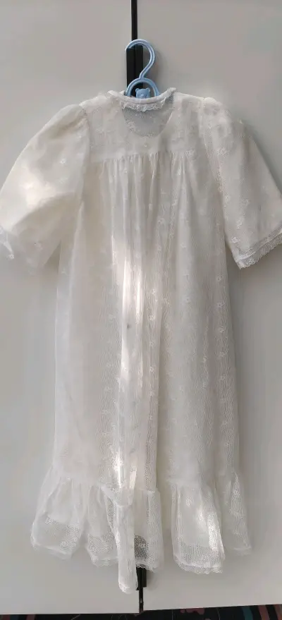 挖煤姬购入的婴儿白T太惊喜！面料是软糯的纯棉，摸起来细腻亲肤，完全不扎宝宝皮肤，做工也超精致，走线工整没多余线头。白色干净清爽，搭配起来很百搭，尺码标准刚好合身。物流比预期快，包装严实没损坏，性价比绝了～ 已经推荐给身边宝妈，后续还会回购他家的婴儿衣物，放心又靠...