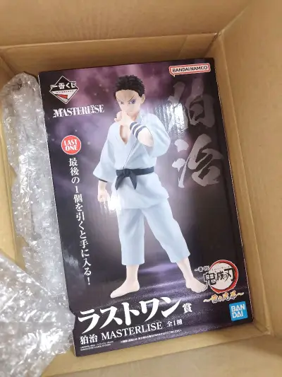 切煤好物分享！这次买到了上弦之三的最终赏，可以凑成共鸣了。走的挖煤姬竹蜻蜓，没有被税的风险~整体物流速度和上次持平，正常通关后国内邮配送也很快！体验不错 