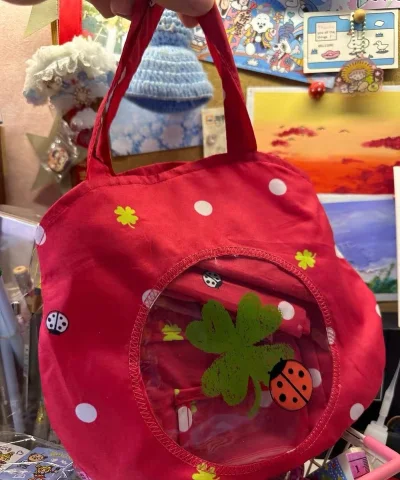 这款红色儿童雨衣实在太让人满意了！防水性能超强，暴雨天也完全不用担心。材质柔软无异味，帽檐设计特别贴心。鲜艳红色很醒目，增加了孩子雨天出行的安全性。细节处理到位，扣子牢固不易脱落。孩子特别喜欢，每次下雨都主动要穿！