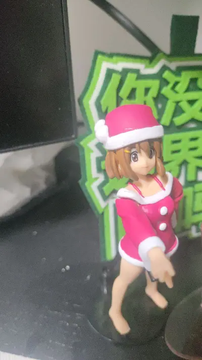 太喜欢呆唯了!!!迫不及待的就摆上桌了，感谢卖家出物，卡片买了一大盒，虽然有点小贵，但是比国内便宜很多，太香了