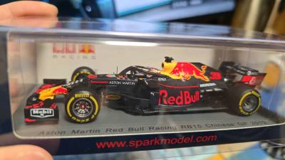 还在2019年F1在国内还不是什么热门运动的时候 这类带有标志意义的车模实在是太难找了 还好最近在日淘这边 找到品相相当完美的????这下作为max粉也是爽快圆梦了