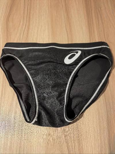 第一次在日淘购买，体验很好，发货收货很快。产品全新正品，试穿效果不错，大小合适，面料弹性很大，准备今天有时间下水一试。