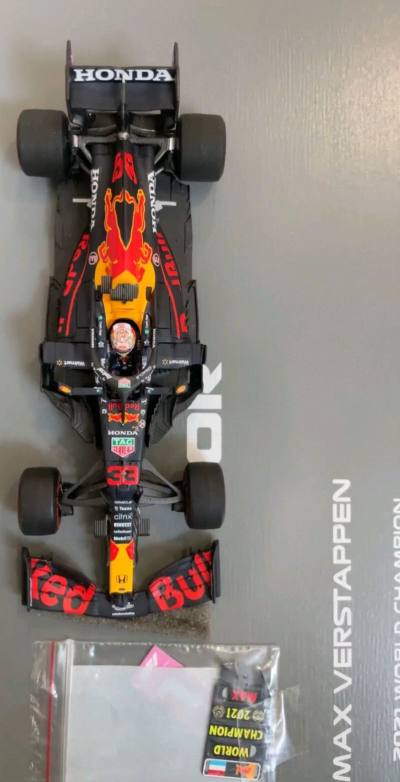 在24拉斯维加斯正赛结束后，维斯塔潘提前三站加冕四冠王。红牛车队也至此达成了第二个四连冠追平了自己的巅峰荣耀！现收第一冠rb16b看看王朝刚刚开始的空力车做工如何
眼前的这台RB16B则是维斯塔潘生涯首台总冠赛车，在2021赛季的收官之战以一种颇有争议的方式绝杀汉密...