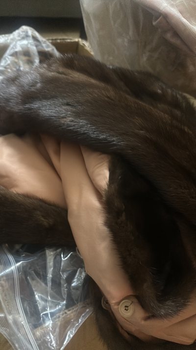 哇 买了好多件皮草、这件便宜又漂亮。只有一点点的轻微瑕疵我也可以接受的。物流速度很快，客服也不错、就是排队时间太久了客服接机时间希望可以提升一下。