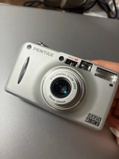 在挖煤姬淘的这台富士Instax mini10终于到手啦!银色机身的复古质感特别绝，拿到手成色很新，按键和镜头都完好~挖煤姬的物流速度比预期快，包裹包装得很稳妥，拆箱时机器一点没磕碰。试拍了两张，出片色调温柔又有胶片氛围，揣包里出门拍照超方便，挖煤姬淘日货真的靠谱!...