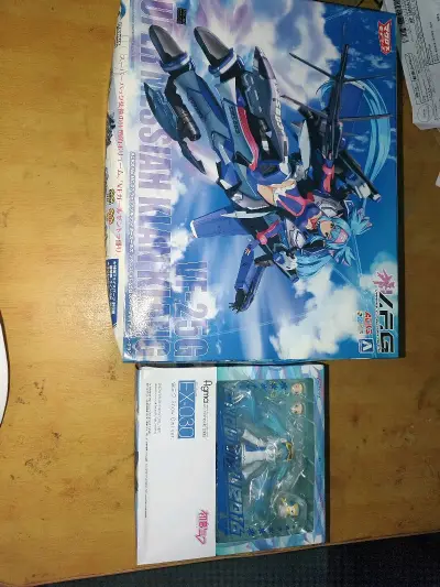 这次海淘了点新玩意，青岛社的V.F.G VF-25G机娘以及figma的2016雪初音！这次还是通过挖煤姬在日拍上买的，选择了竹蜻蜓运输，箱子内加固了包装，包裹结实没有任何损坏，让人非常放心，日拍还是经常能淘到好东西，推荐兄弟们可以在上面看一看，转一转。