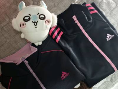 外套经典的黑粉配色，粉色拉链和条纹细节让整体不单调，既有运动风的利落，又带了点甜甜的少女感,树莓甜甜的感觉~?
?摸上去面料比较轻薄的那种，带点滑滑的质感，透气又防风，日常出门或者运动穿都很舒服~ 