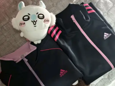 外套经典的黑粉配色，粉色拉链和条纹细节让整体不单调，既有运动风的利落，又带了点甜甜的少女感,树莓甜甜的感觉~?
?摸上去面料比较轻薄的那种，带点滑滑的质感，透气又防风，日常出门或者运动穿都很舒服~ 