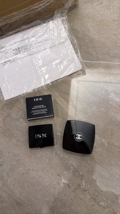 买了好几盘 因为目前在250人民币以内就免税
所以可以凑积分分开邮 大家可以参考 
不由得夸夸 香奈儿352真的太太貌美了 重点是在我看来算好价了 
迪奥的这个单色眼影也好看 不喜欢了再原价出掉也很划算