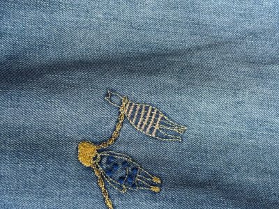 这条牛仔短裙太可爱了！拿到手的第一眼就被刺绣细节惊到，图案非常精致，不是那种随便敷衍的印花，线迹细密，看得出很用心。牛仔布料有厚度但不僵硬，穿起来很舒服，也很显腿型。

版型是略A字的，超级显瘦，对胯宽友好，走路不紧绷。颜色是清爽的浅牛仔蓝，和刺绣的风格很搭，整体看...