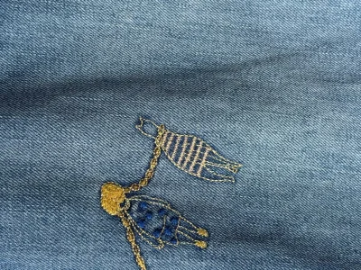 这条牛仔短裙太可爱了！拿到手的第一眼就被刺绣细节惊到，图案非常精致，不是那种随便敷衍的印花，线迹细密，看得出很用心。牛仔布料有厚度但不僵硬，穿起来很舒服，也很显腿型。

版型是略A字的，超级显瘦，对胯宽友好，走路不紧绷。颜色是清爽的浅牛仔蓝，和刺绣的风格很搭，整体看...