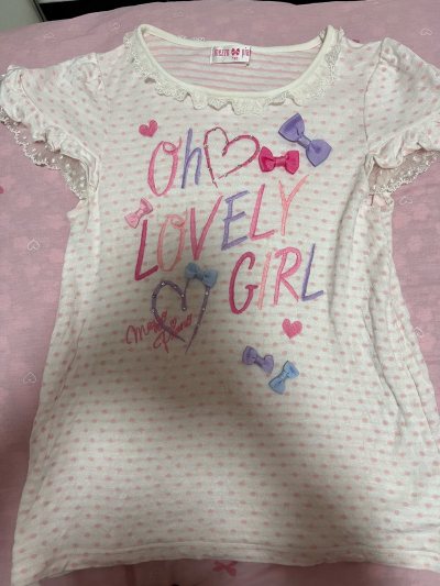 第一次在挖煤姬入了这件“Lucky Girl”印花上衣，面料摸起来软乎乎的，贴身穿特别透气，印花清晰又精致，平台的翻译功能很贴心，物流速度也比预想快，特别满意～