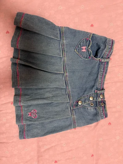 在挖煤姬入了这条带爱心装饰的牛仔短裙，版型合身显腿长，口袋的小红心细节超可爱，牛仔面料柔软不硬挺，平台翻译功能让下单很顺利，物流也很快，特别喜欢～