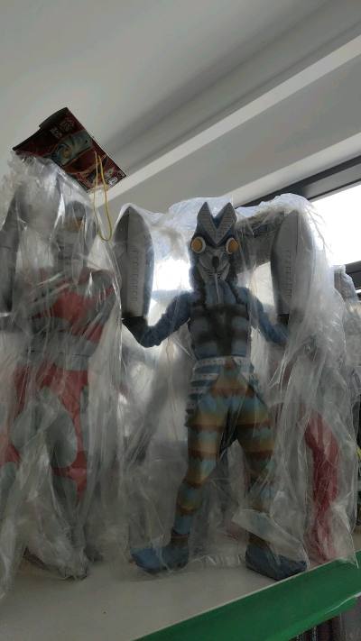 只能说眼镜厂的这个大胶人偶系列放在今天太超模了，没有偷色，完整的上色，大尺寸，摆着好看大气，特摄迷镇柜必备啊