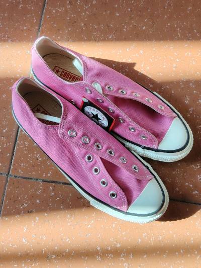 一双非常亮眼的颜色 猛男粉搭配日产品质，价格合适全新原盒未使用吊牌在，一共买了两双一双自穿另一双也自穿