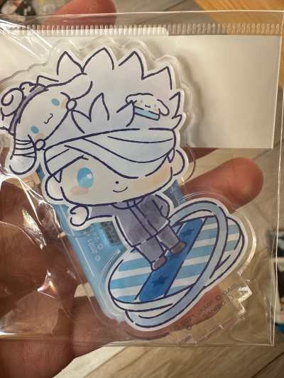 这个小立牌萌！在指南针切的好价 我好喜欢小萌立牌…一个qq的 萌萌的…放大一看也超萌..这个吧唧好像也是萌萌的…