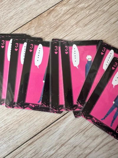 五条悟扑克牌 这个扑克牌我觉得很萌，而且是粉色的，数量很多 但感觉出他的人不是很多？？这个也算是好价吧