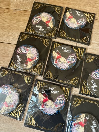 这也是个好价生日吧唧set 这也是一个好价 本来当时一直想着收生日吧唧set 结果就看到了立马切了 还是超好价！！