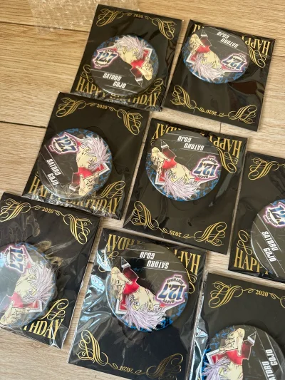 这也是个好价生日吧唧set 这也是一个好价 本来当时一直想着收生日吧唧set 结果就看到了立马切了 还是超好价！！