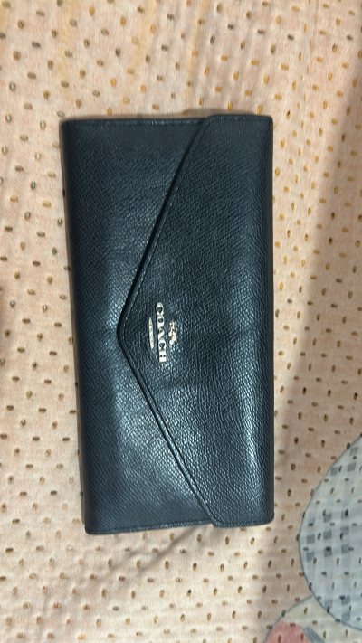 这次买了两个物品都超级好啊，而且价格特别合适，其中一个包包只用了很少的钱就拍下了，另一个钱包，稍微有一点点破损，但总体来说是非常划算