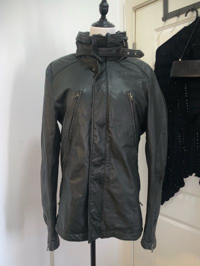 又是一单挖煤姬，好价淘到了牙狼轰天大河，还有几件衣服包包，平安到手很满意，已经使用挖煤姬好多次了，也买了很多次东西，每一次都没有让我失望，优惠券给的多，社群活动也多，还可以用积分抵扣运费，物流很快，纸箱很厚实，售后体验也很好 