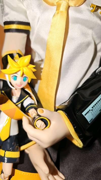 收到挖煤姬寄来的好物镜音连Figma模型啦！包装精美无损，配件超级丰富！表情超萌，关节可动性强，摆各种姿势都不在话下！放到书桌上瞬间亮眼，简直就是宅宅的快乐源泉～拍照超级上镜，细节满分！第一次入手手办就这么成功，太开心了！值得推荐！两小只玩的特别开心