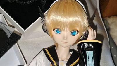 终于收到了挖煤姬的镜音连DDs！这款DD娃真的太戳我了，精致的五官和柔软的素体太完美。配件也很齐全，衣服鞋子都超可爱。准备慢慢给她换装搭配，摆各种精美照片。价格适中，质感对得起钱包！强烈推荐给喜欢V家的娃友们，入股不亏呀！