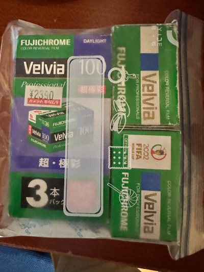 看见很多反转片，包装也很完整试试看应该问题不大，彩负日期很新鲜基本不用降感都能拍，发货快，一周多点就收到了，卖家包装也很用心，体验很好，下次再有合适的必须去拿下。