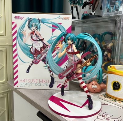 这次在挖煤机收的GSC初音Greatest Idol Ver.手办太惊喜了！包装完整没压损，拆开后细节直接戳中我——蓝绿色长发的渐变超自然，红白条纹裙和袜子的印刷一点都不糊，连手部的姿势都做得特别灵动！1/8比例拿在手里质感很扎实，涂装也没溢色，摆柜里瞬间成为C位~...