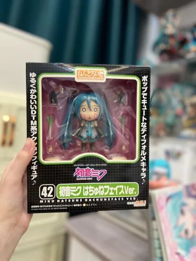 这次在挖煤姬收的初音“はちゅねフェイスVer.”包装完整没磕碰，拆开后配件超丰富——委屈脸+大葱的组合，头发的蓝绿渐变很自然，关节松紧度刚好，摆姿势特别顺手~另外凑单收的两个小初音摆件也很可爱，细节没偷工，摆在桌面瞬间变治愈角！物流比预期快，价格比国内收二手划算多了...