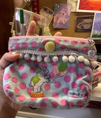 这款粉色小象零钱包真的太可爱了！材质是软乎乎的皮，摸起来手感超好。小象的立体耳朵和卷鼻子做工特别精致，每次打开按扣都很有仪式感。虽然小巧但很能装，纸币硬币都能轻松收纳，背后的隐形插袋放门禁卡刚刚好，颜值和实用性都在线，已经推荐给身边的朋友啦！