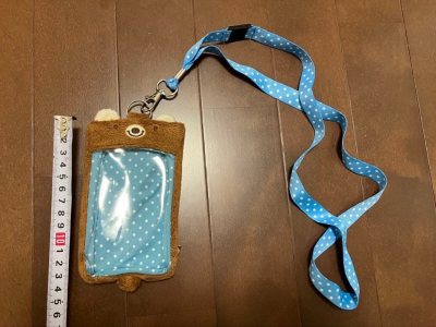 这款小熊波点卡包简直长在我的审美上！波点搭配立体小熊耳朵，可爱又俏皮。做工非常精细，车线工整，材质耐磨。别看它小巧，容量却很惊人，能轻松放下七八张卡，中间的拉链层还能收纳零钱硬币，超级实用。无论是放在小包里还是随手拿着都很好看，每次拿出来都感觉心情变好了，绝对物超所...