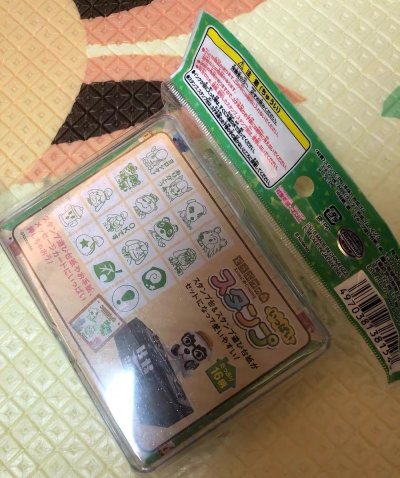 这款动物之森印章套组真的太让人惊喜了！每个角色都雕刻得栩栩如生，西施惠的笑容、猫头鹰兄妹的细节都完美还原。印章边缘清晰，蘸一次印油就能盖出饱满图案。我用在手账、明信片和礼物包装上，效果都特别棒，瞬间充满岛主的幸福感。亚克力包装盒精致美观，方便收纳。无论是自用收藏还是...