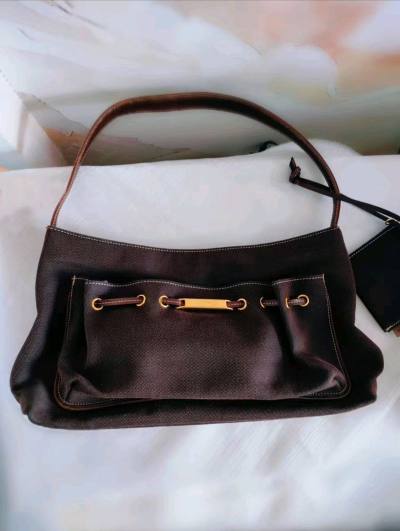 法国温加罗Ungaro巧克力棕帆布腋下包
挺括面料
前袋抽绳设计
点缀品牌金色logo
主打慵懒随性
真皮肩带与金属细节
碰撞出轻奢质感
外面带一个小卡片包
出行收纳很方便