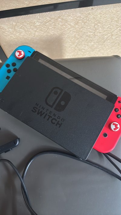 收到快递时惊到，包装严严实实没一点磕碰，拆开是几乎全新的原盒，封签完整，里面主机、手柄、充电线等配件一应俱全，连说明书都崭新无折痕，品相好到不像二手！

必须夸爆挖煤姬，商品描述和实物完全一致，筛选功能超好用，让我精准挖到心仪限定款。现在每天都要开机玩会儿，流畅的续...