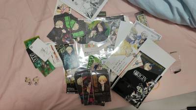 切的一箱又到了
依旧是月歌，最近很沉迷
这次走的航空线还是挺快的，谷子安全到达，没有纸板加固的纸片也无伤。
积分以后就不抽奖啦哈哈哈哈哈还是留着抵扣国际吧