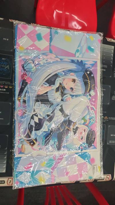 这款神乐Mea生日会限定鼠标垫真是为爱发电！等了大半个月，海外直邮的包裹终于到手。垫面印花清晰，材质顺滑，锁边也扎实。摆在桌上天天看到Mea的笑颜，等待都值了！