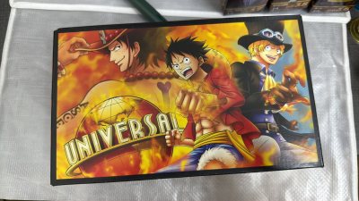 个人比较喜欢收集糖果礼盒，可以放东西也可以进行展示，它的图案也多种多样，十分好看，这次是路飞艾斯两兄弟的盒子，好看