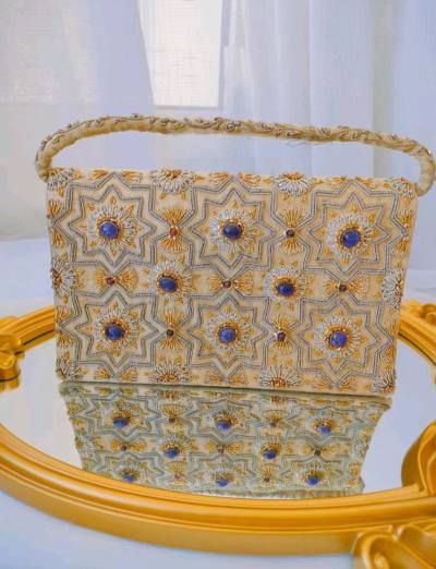 手工金属丝金丝盘绣加宝石镶嵌，天然紫水晶，每一颗都很美，金色刺绣宝石包非常少见，古董包，很值得收藏。