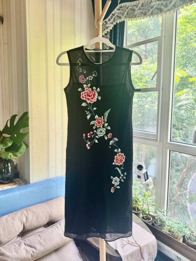 依旧是一期tam美衣分享～
这次淘到了三条网纱裙，特别适合夏季穿着，修身又透气凉快
第一条是梦中情裙，大片的绣花超级精致，一针一线走得整整齐齐，配色也十分漂亮
第二条的柄图是凤凰，穿上很显气质
第三条很好价，胸口的设计很特别，上身效果也很好
三条的款式设计和版型都不...