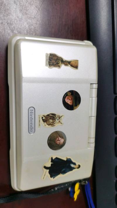 任天堂NDS“饭盒机”，扎实的做工与丰富的游戏阵容，带来了无数创意十足的乐趣。尽管屏幕素质一般，但GBA卡带兼容性使其性价比突出，是一款设计经典的掌机，很喜欢。