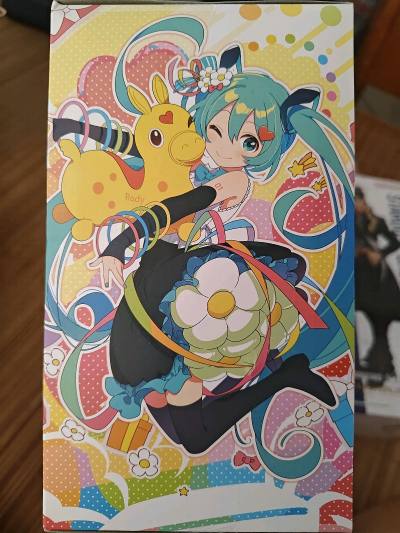 又是谷子吃饱的一集，放国内得三位数起步的素晴套装吧唧只用二十就把四个拿下了，两张的低价一番赏阿强，以及六十拿下的国内一百来的taito景品初音，低价好谷吃到饱