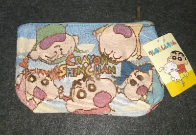 挖煤姬淘的小新包包、枕头套和软胶人偶太惊喜！中古款质感居然跟新的似的——包包图案鲜亮、枕头套印花完整、人偶没半点磨损！空运一周就到，包裹裹得严严实实没磕碰，平台流程丝滑到不用盯进度。这波直接把我圈成常客，小新周边囤货锁死这儿啦！