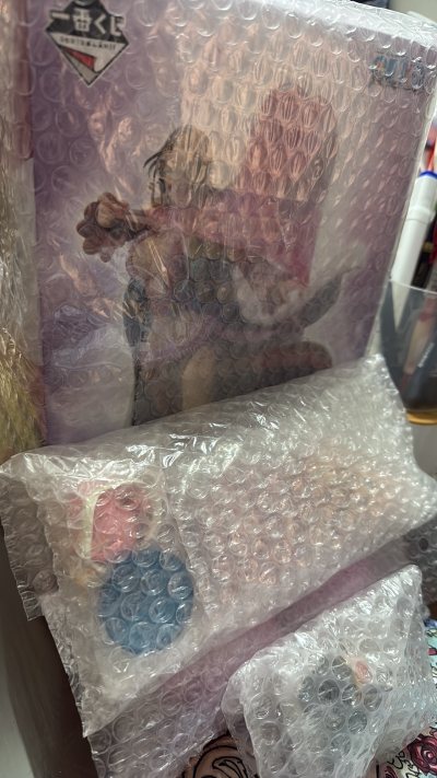 白星宝贝太可爱了，童年白星买到日本玩家的魔改，镶钻的底座和尾巴，让白星有了闪闪的感觉。还买到了果冻色款的路飞，恶魔果实扭蛋很开心